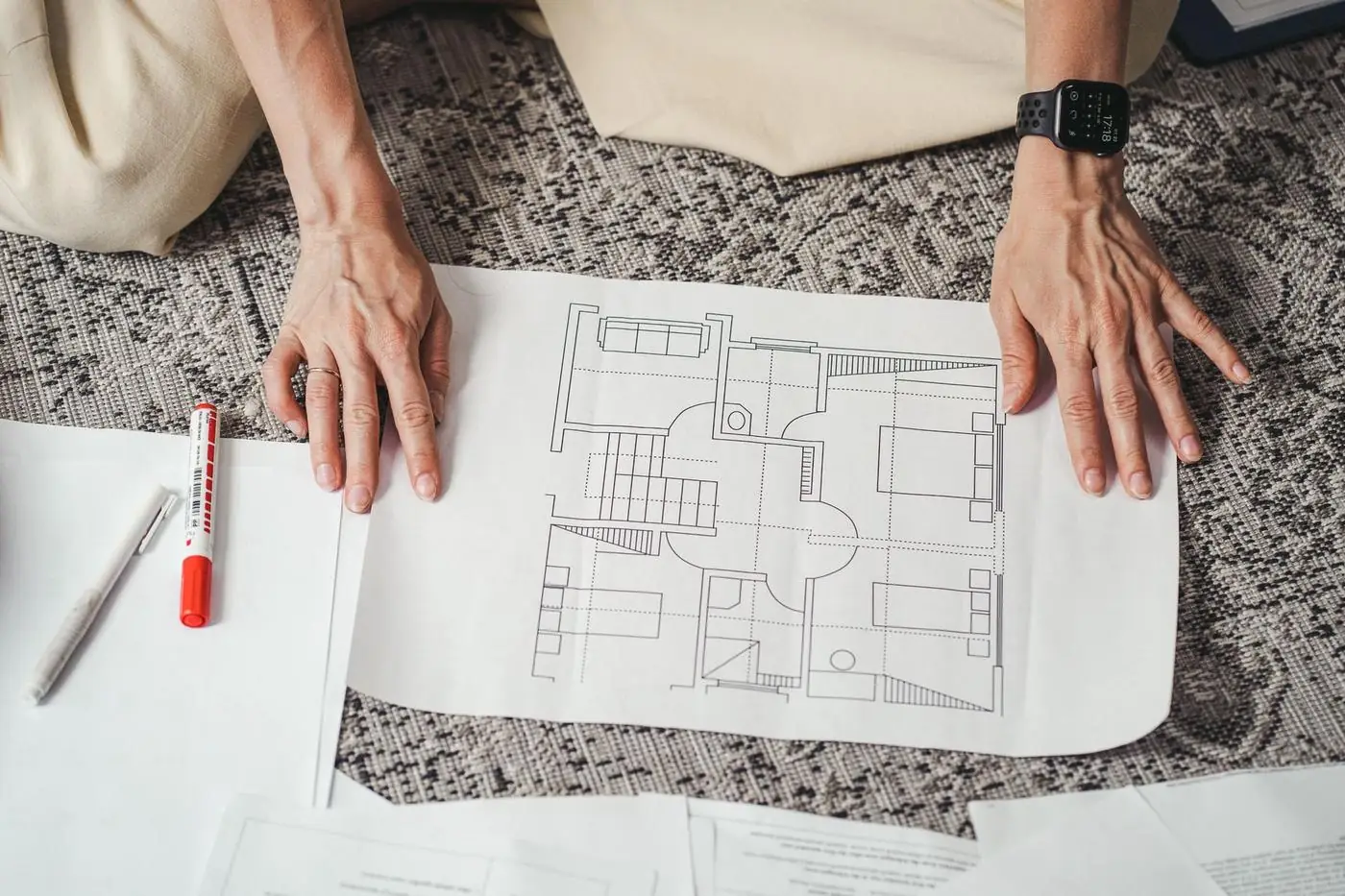Architecte travaillant sur des plans